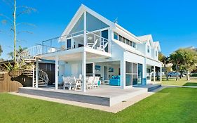 Middle Rock Beach House - Beach Front, Lake Cathie